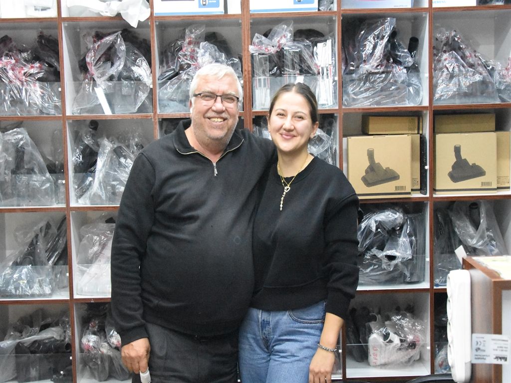 Konya'da Baba ile 2 kızı, 15 yıldır elektronik ev aletleri tamir ediyor