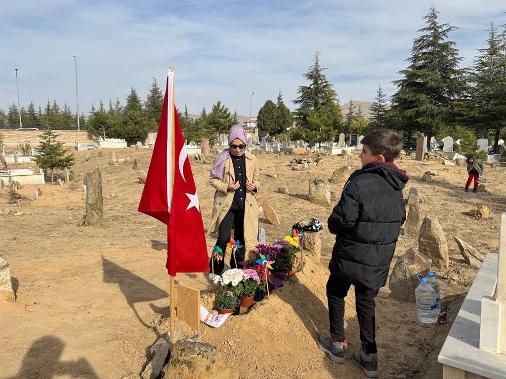 Konya'da kazada ölen öğretmen eşinin 'Öğretmenler Günü'nü mezarı başında kutladı