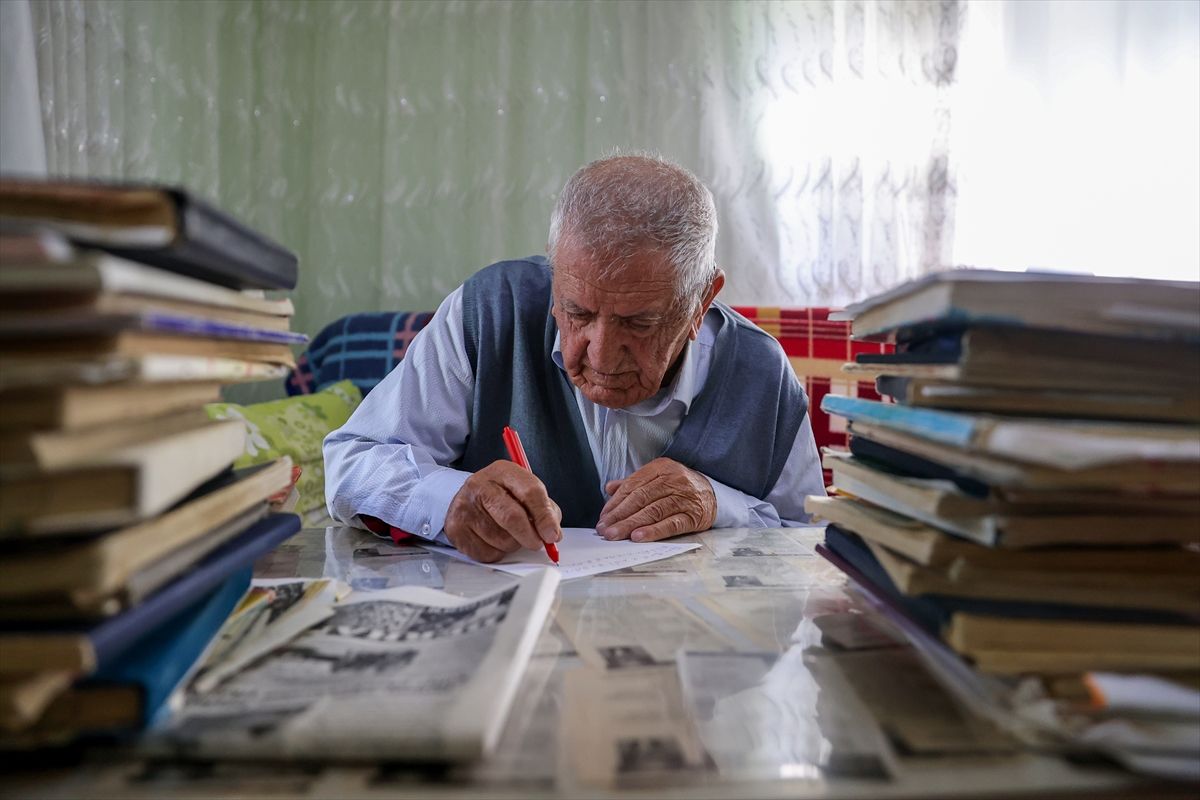 Konya'da kendi çabasıyla okuma yazma öğrenen 89 yaşındaki şair şiir tutkusundan vazgeçmiyor