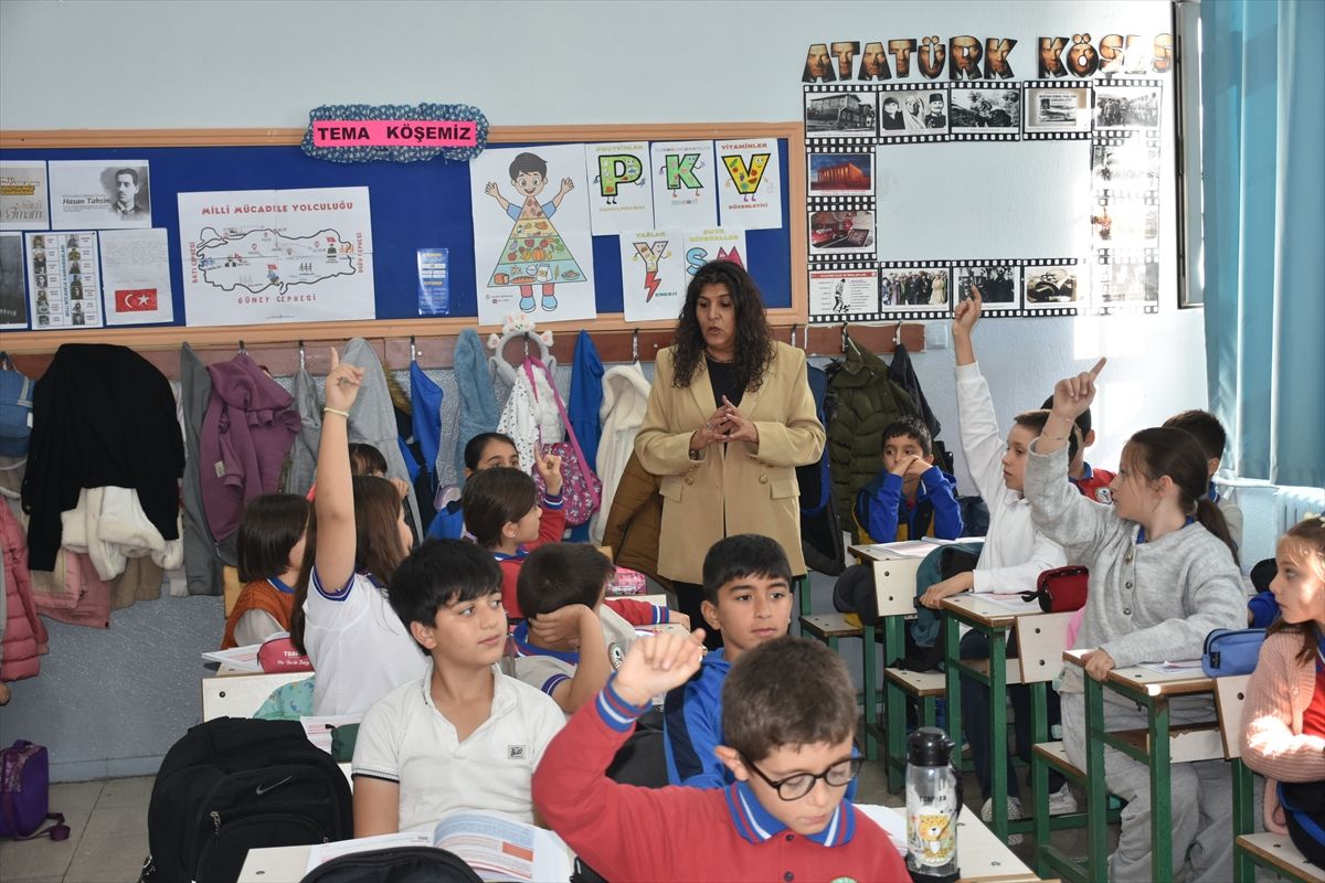 Konya'da Öğretmen anne ile kızı aynı okulda öğrencileri geleceğe hazırlıyor