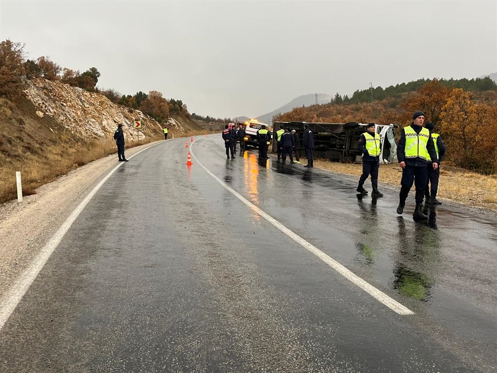 Konya'da okul servisi devrildi; 28'i öğrenci 29 yaralı