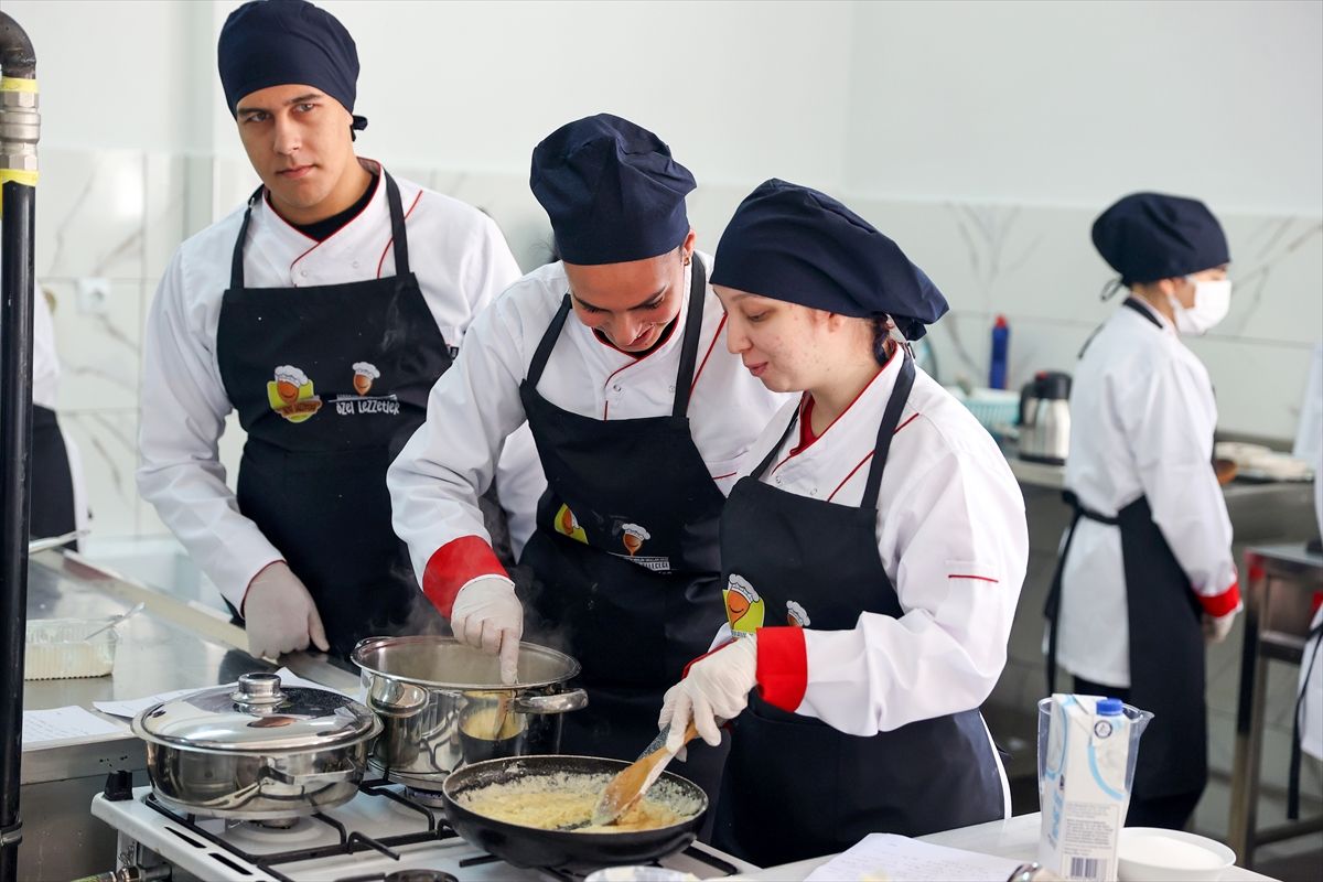 Konya'da özel çocuklar yemek yarışmasında yeteneklerini gösterdi