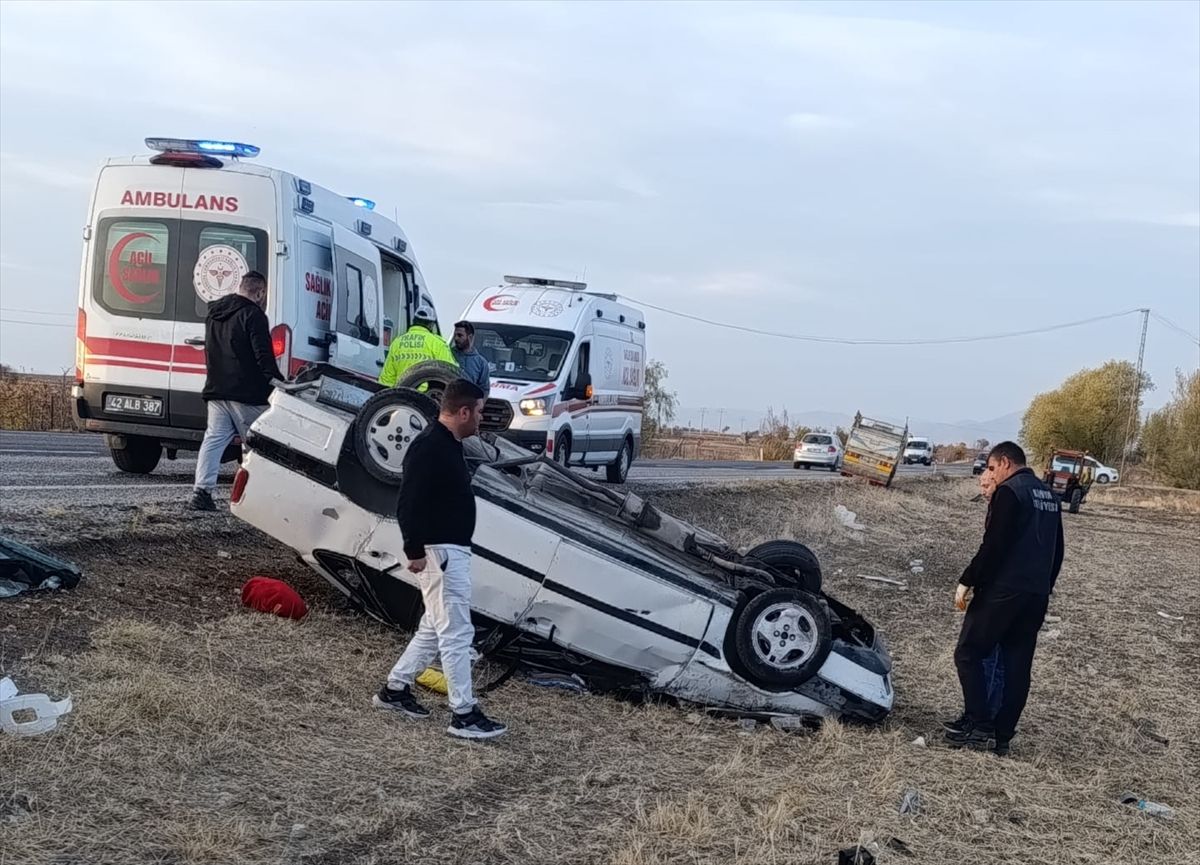 Konya'da şarampole devrilen otomobildeki 5 kişi yaralandı