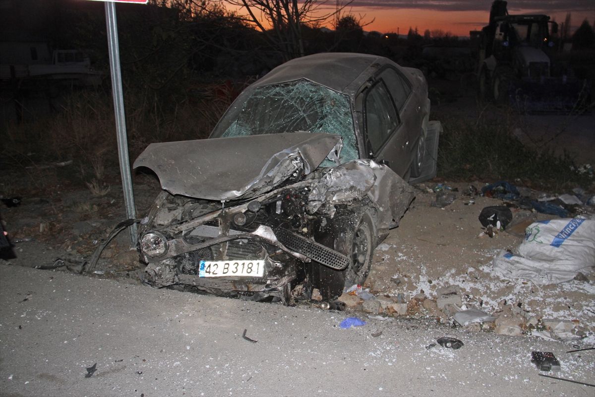 Konya'da traktör ile otomobilin çarpışması sonucu 2 kişi yaralandı