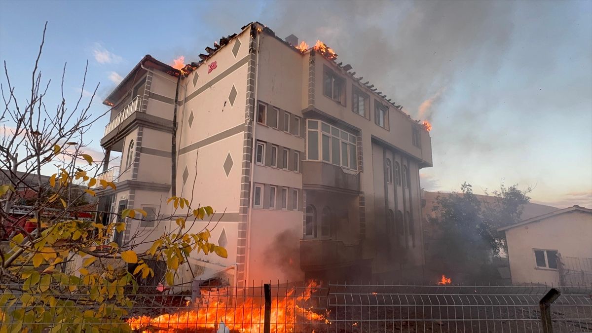 Konya'da üç katlı binada çıkan yangın söndürüldü