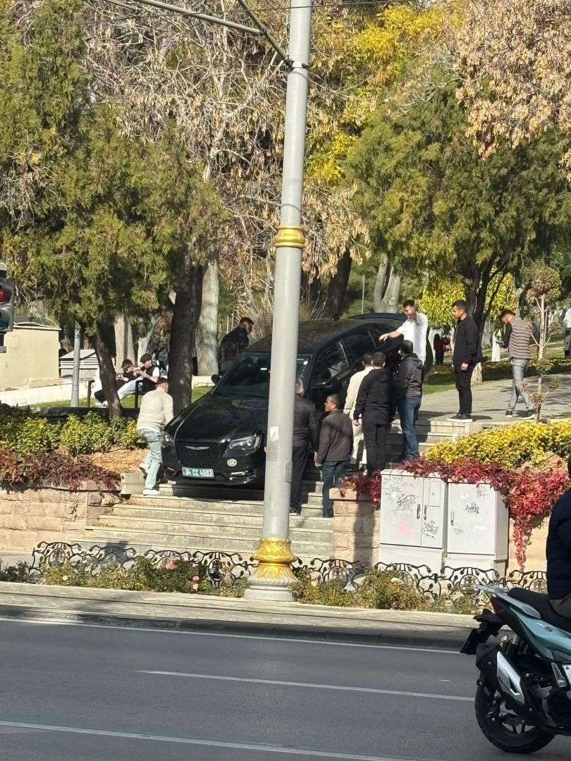 Konya’nın göbeğinde film gibi olay: Araç merdivenlerde mahsur kaldı!