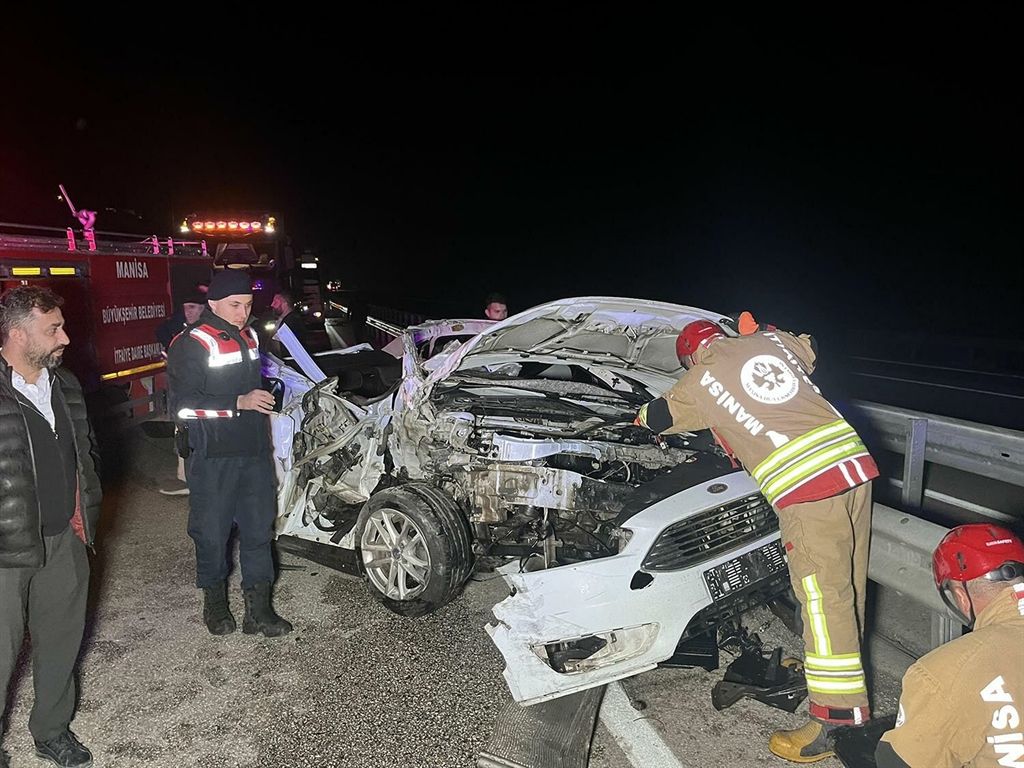 Manisa'da otomobil kamyona arkadan çarptı: 1 ölü, 2 yaralı