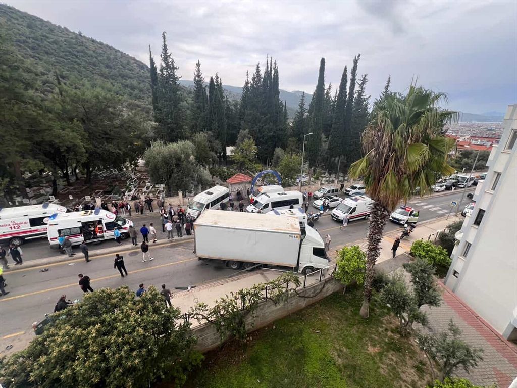 Midibüs ile kamyon çarpıştı; 22'si öğrenci, 23 yaralı