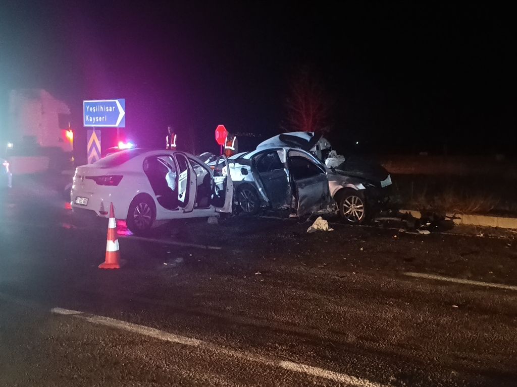 Niğde'de iki otomobil çarpıştı: 3 ölü, 6 yaralı