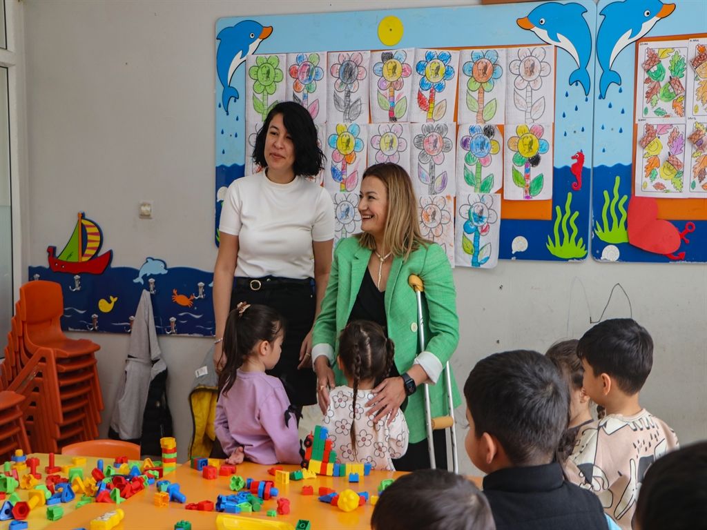 Ortopedik engelli Hilal öğretmen, hiç vazgeçmediği hayalleri ile öğrencilerine ilham oluyor