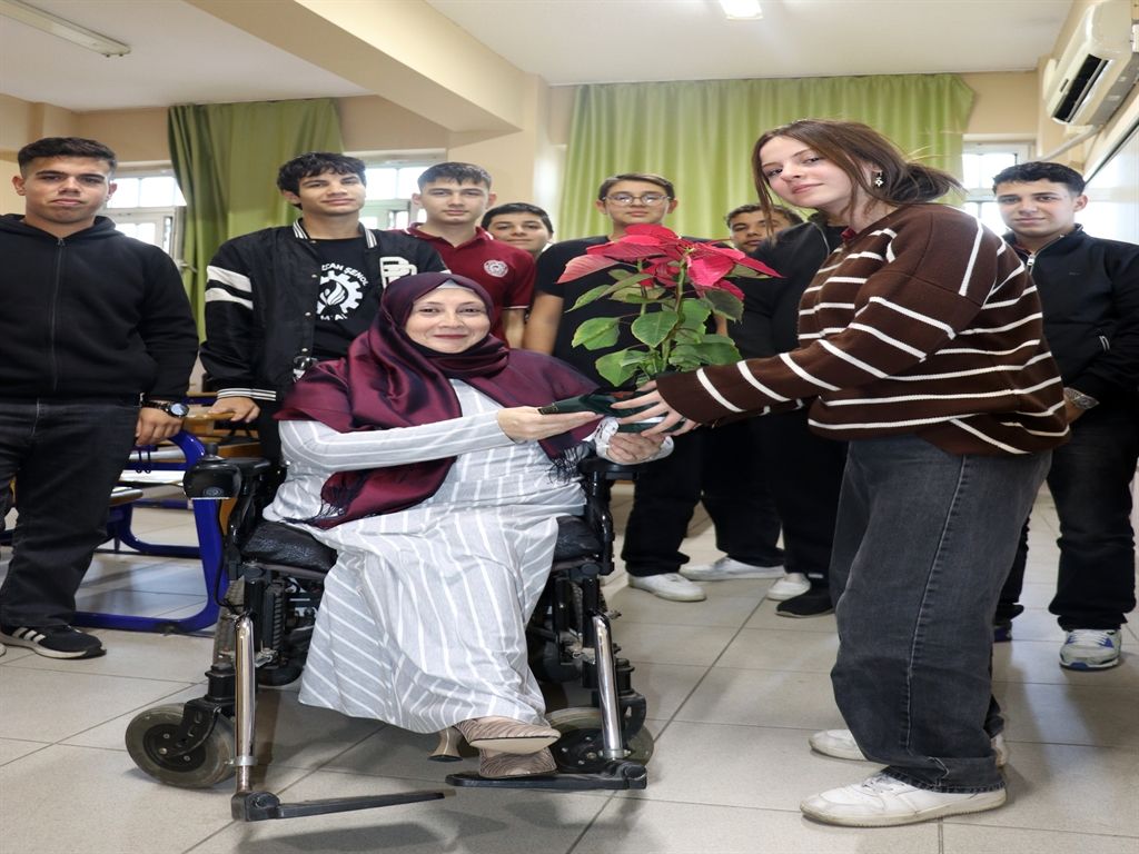 Yürüme engelli Zeynep öğretmen, asansörü 2 aydır arızalı okulda azmiyle ders veriyor