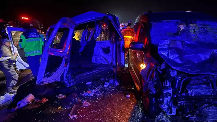 3 aracın birbirine girdiği kazada can pazarı: 4 ölü, 5 yaralı