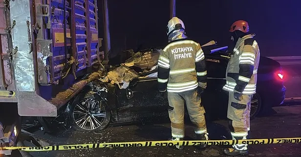 Sisli havada katliam gibi kaza...  Otomobil tıra çarptı: 4 kişi hayatını kaybetti