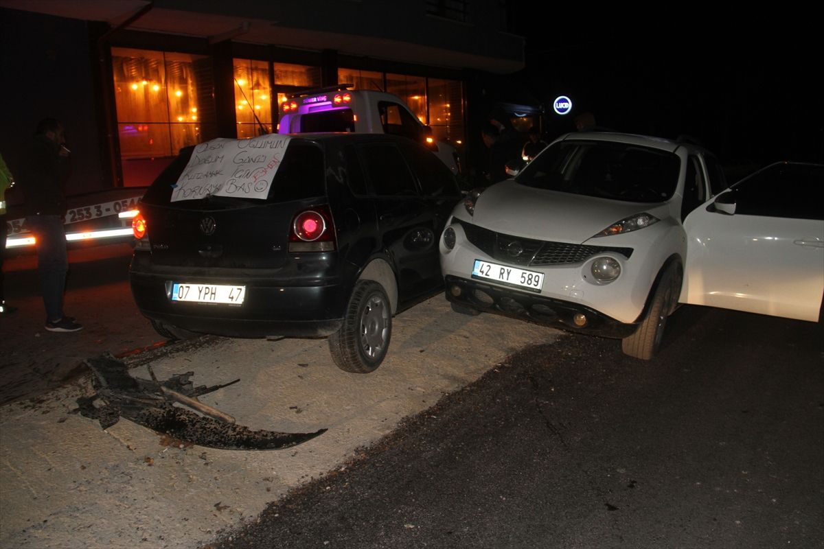 Konya'da bahçe duvarına ve park halindeki araca çarpan otomobildeki 4 kişi yaralandı