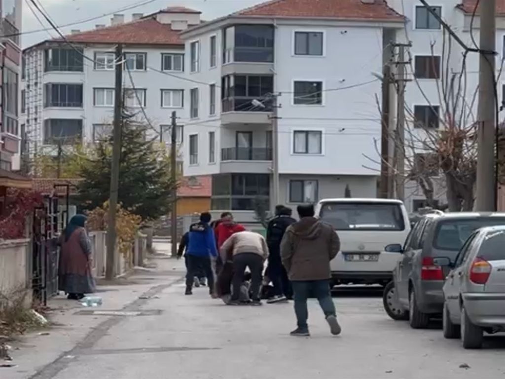 Aksaray'da Kayınpederinin ağır yaraladığı damat, göğsündeki bıçakla hastaneye kaldırıldı