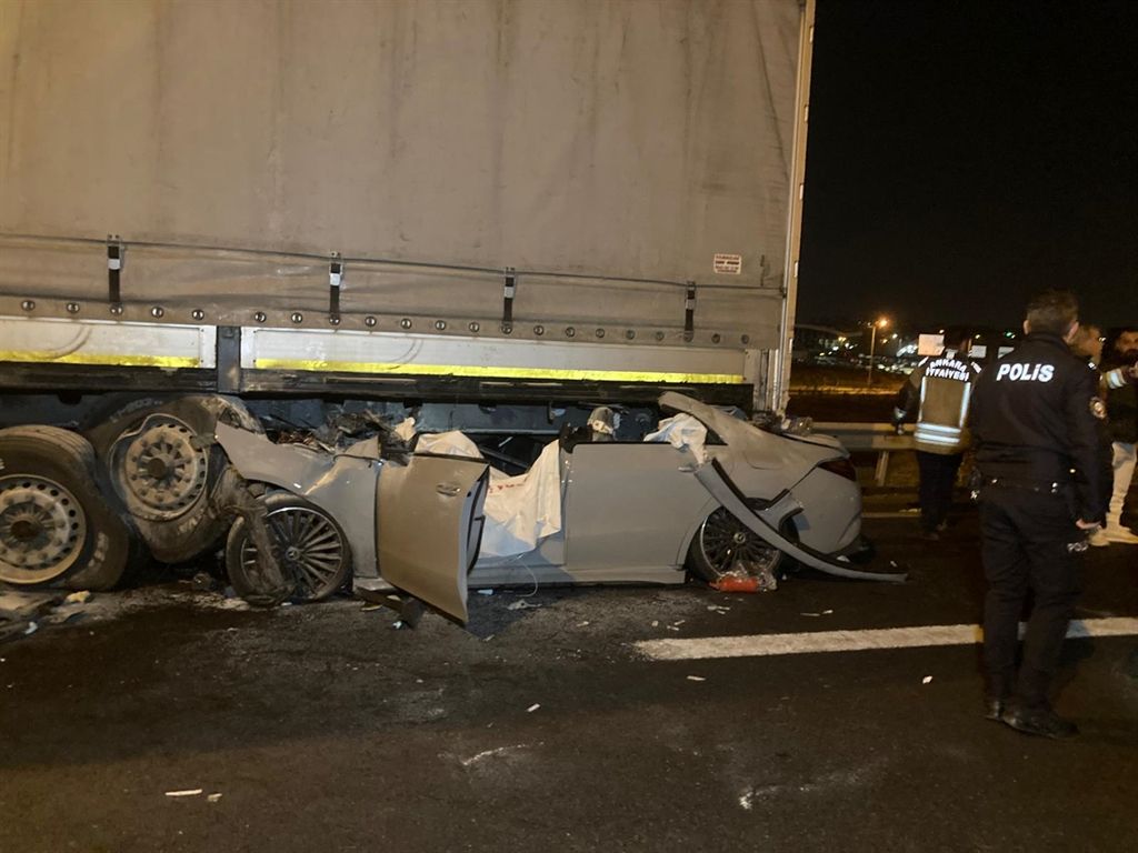 Ankara'da tıra çarpan otomobildeki 2 kişi öldü, 1 kişi ağır yaralandı