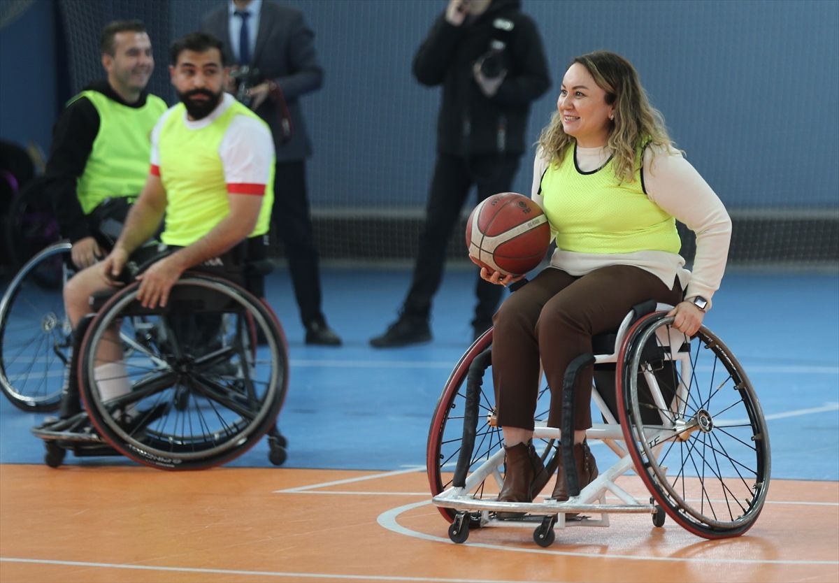 Engelliler ile kurum müdürleri tekerlekli sandalye basketbol maçında karşılaştı