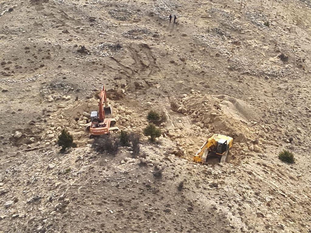 Karaman'da 2 iş makinesiyle define arayanlara operasyon: 14 gözaltı