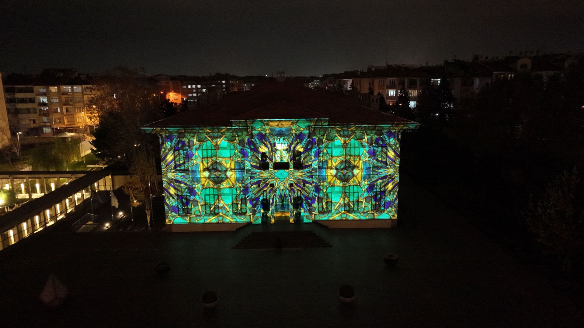 Konya Büyükşehir, Taş Bina’nın Tarihi Silüetinde Video Mapping Gösterisi Başlattı 