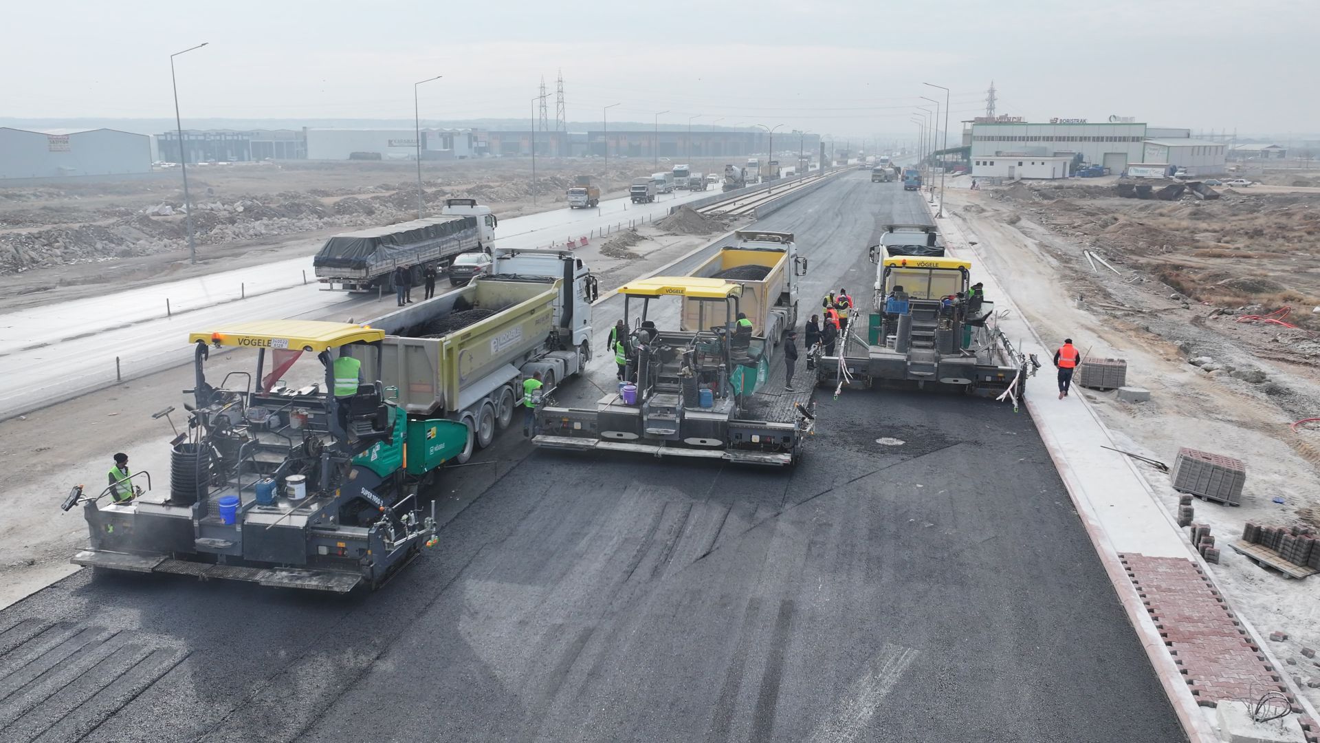 Konya Büyükşehir Tramvay Hattı Çalışmaları Devam Eden Aslım Caddesi’nde Yoğun Asfaltlama Çalışması Yapıyor 