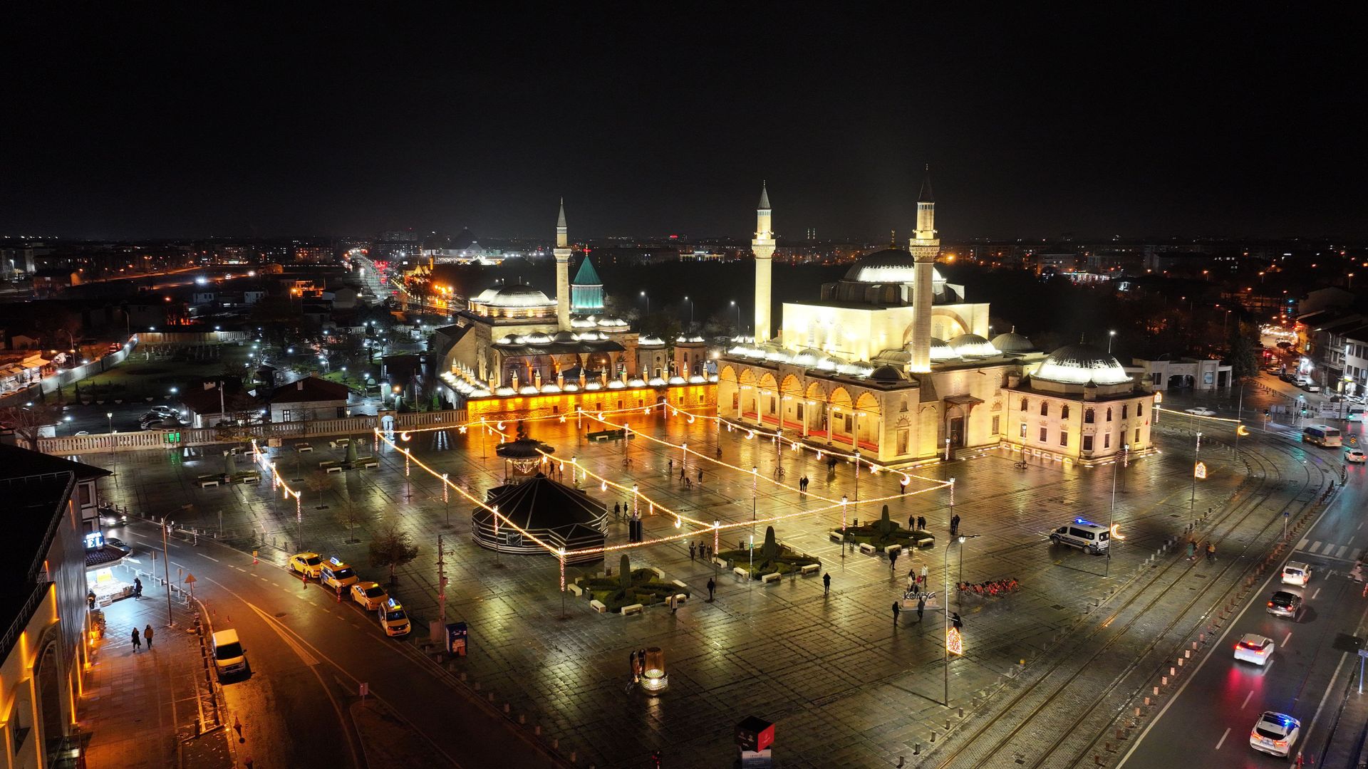Konya Büyükşehir’in Şeb-i Arus Haftasına Özel Aydınlatmaları Şehri Renklendirdi