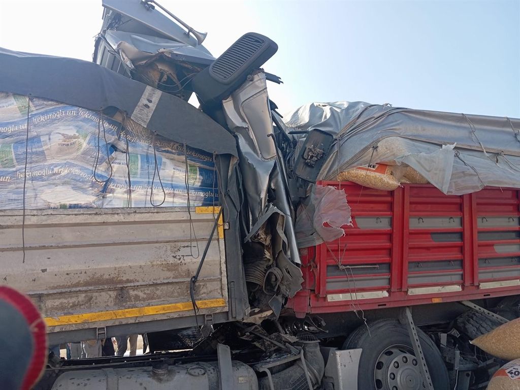 Konya'da 4 TIR zincirleme kazaya karıştı: 1 ölü, 2 yaralı