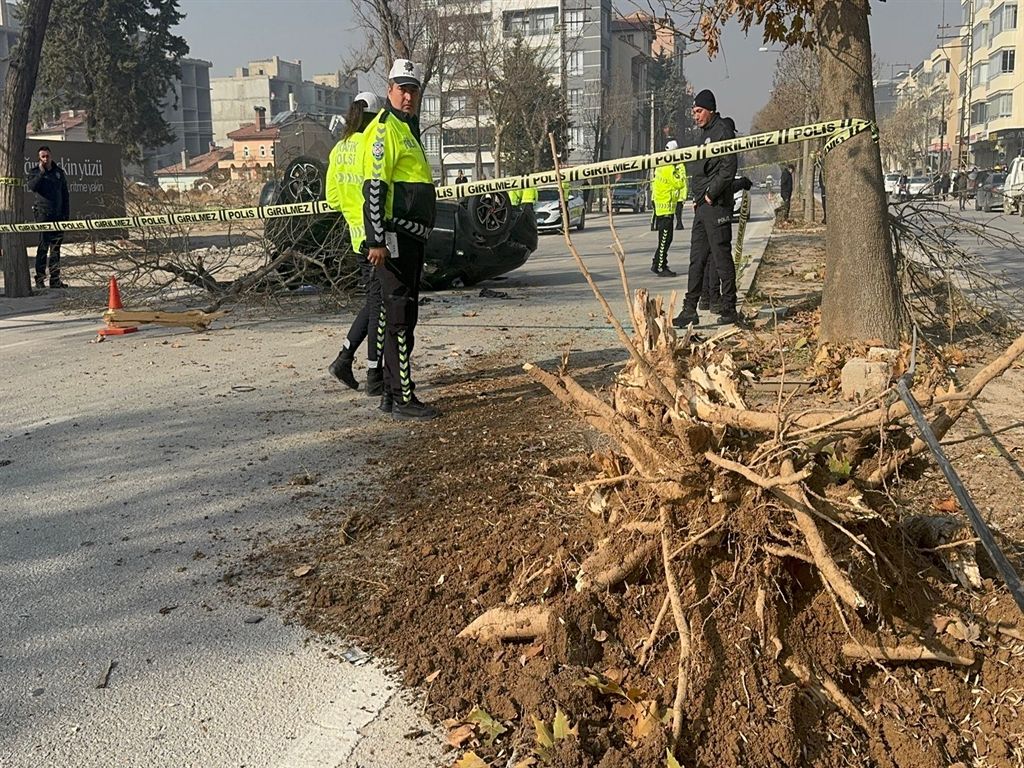 Konya'da acı olay! Ağaca çarpan otomobildeki 14 yaşındaki Abdurrahman öldü