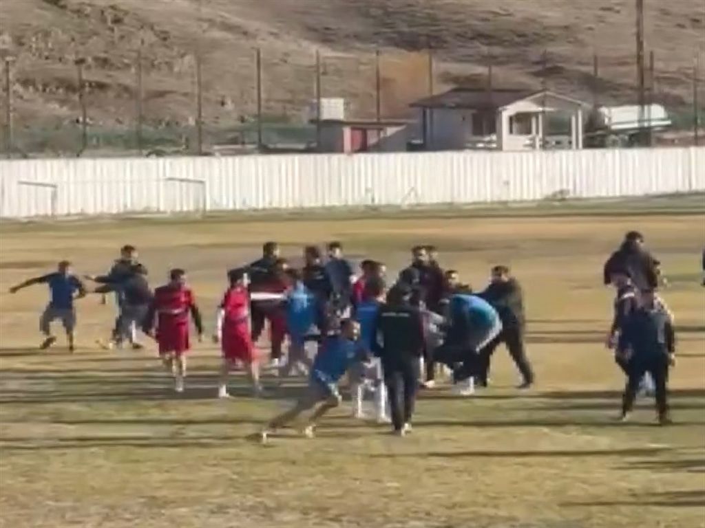 Konya'da amatör ligde kavga! Saha savaş alanına döndü: 5 yaralı