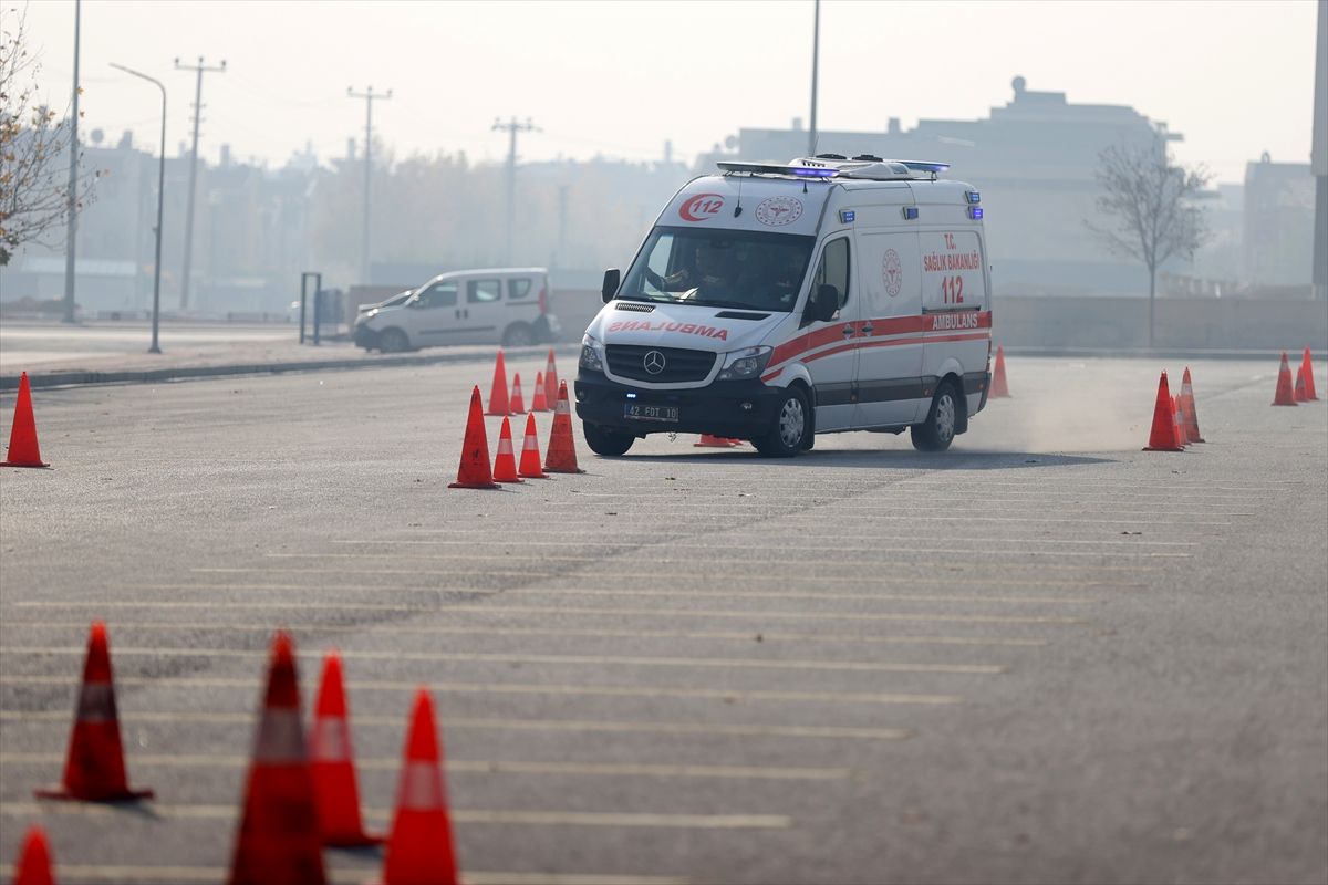Konya'da Ambulans şoförleri, teknik sürüşlerini geliştirmek için ralli yaptı