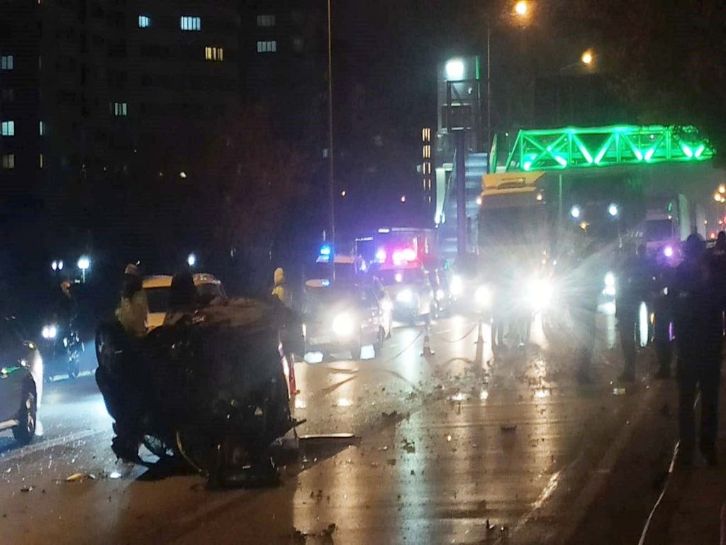 Konya'da  kontrolden çıkan otomobil, refüjdeki ağaca çarpıp takla attı: 2 yaralı