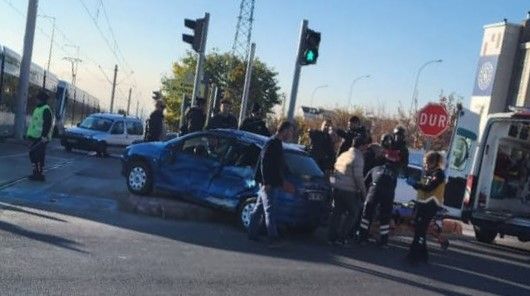 Konya'da sabah saatlerinde kaza: Tramvay otomobile çarptı!