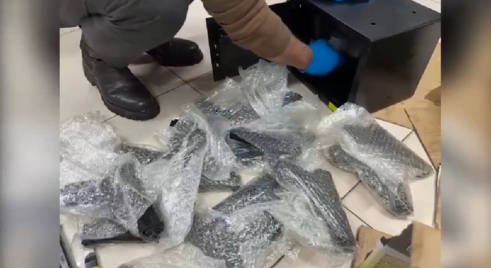 Konya’da silah sevkiyatı deşifre oldu: Kargodan 100 ruhsatsız tabanca çıktı!