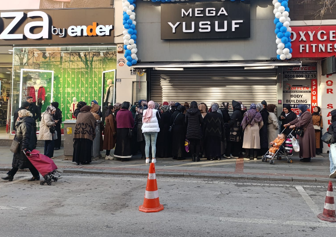 Konya’da soğuk havaya rağmen indirim kuyruğu: Vatandaşlar akın etti!