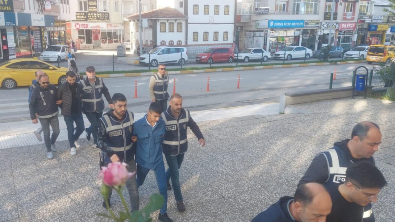 Konya'da yakalanan 55 dolandırıcılık şüphelisinden 26'sı tutuklandı