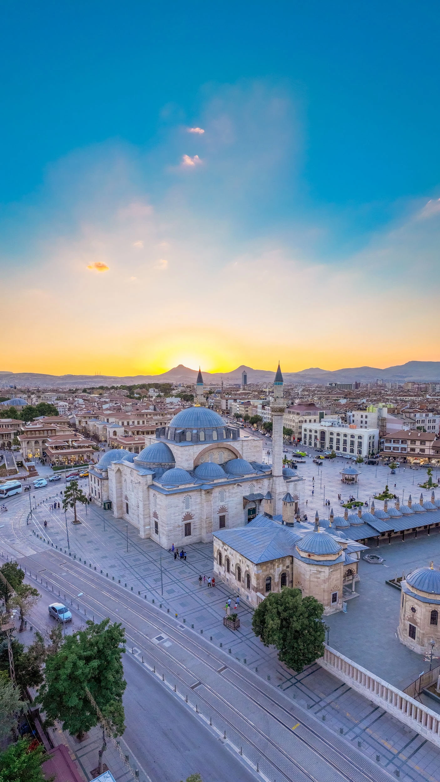 Konya'nın tarihi camisinde ibadete ara veriliyor