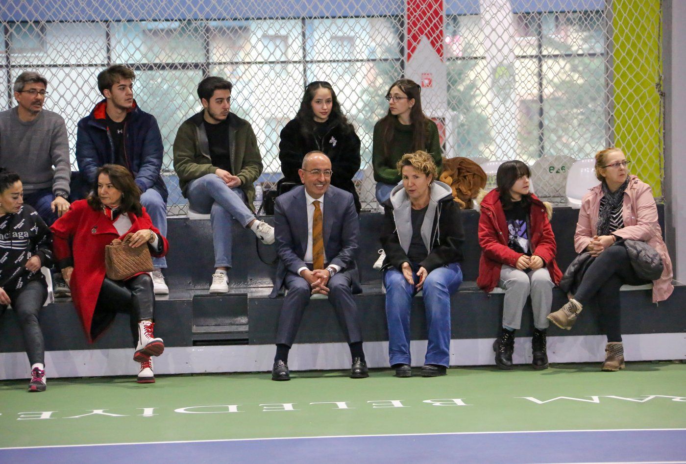 Meram'da aileler kortta buluşuyor