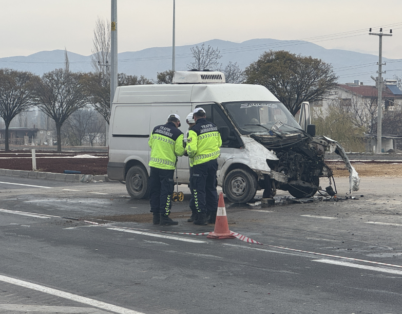 Öğrenci servisine TIR çarptı: 20 kişi yaralandı