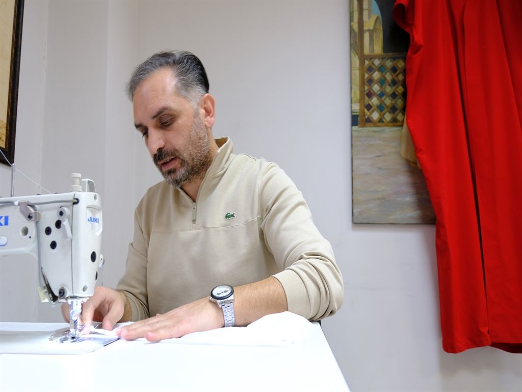  Semazen kıyafetinin dikim usulünden rahatsız oldu, kendi terzisini açtı