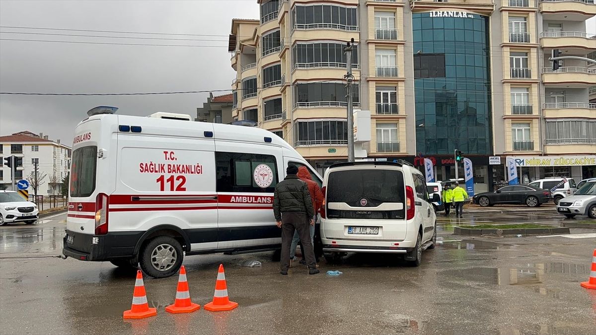 Aksaray'da ambulans ile hafif ticari araç çarpıştı, 8 kişi yaralandı