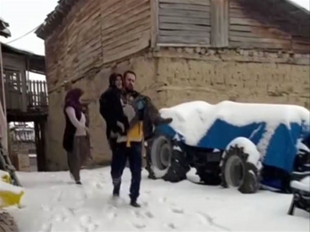 Karaman'da 90 yaşındaki hastayı kucağını alarak ambulansa taşıdı