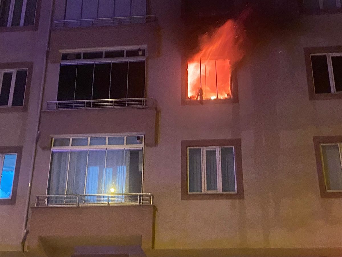 Konya'da apartmanda çıkan yangında 6 kişi dumandan etkilendi