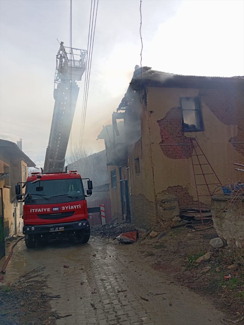 Konya'da evinde yangın çıkan kadın yaralandı