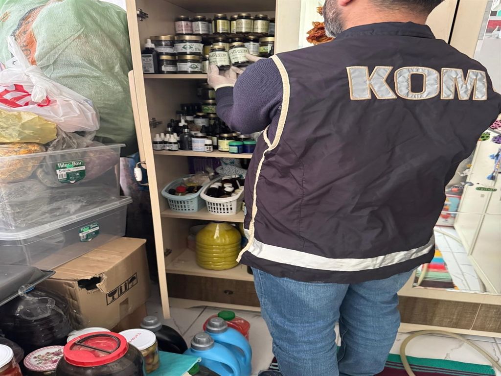 Konya'da operasyon: Fizyoterapist Tuğba evi hastaneye çevirmiş! Gelenlere iğne ile kilo verme ve akupunktur işlemleri yapıyormuş