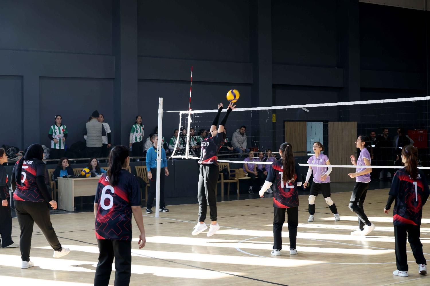 Konya’da ortaokullar arası voleybol turnuvası başladı