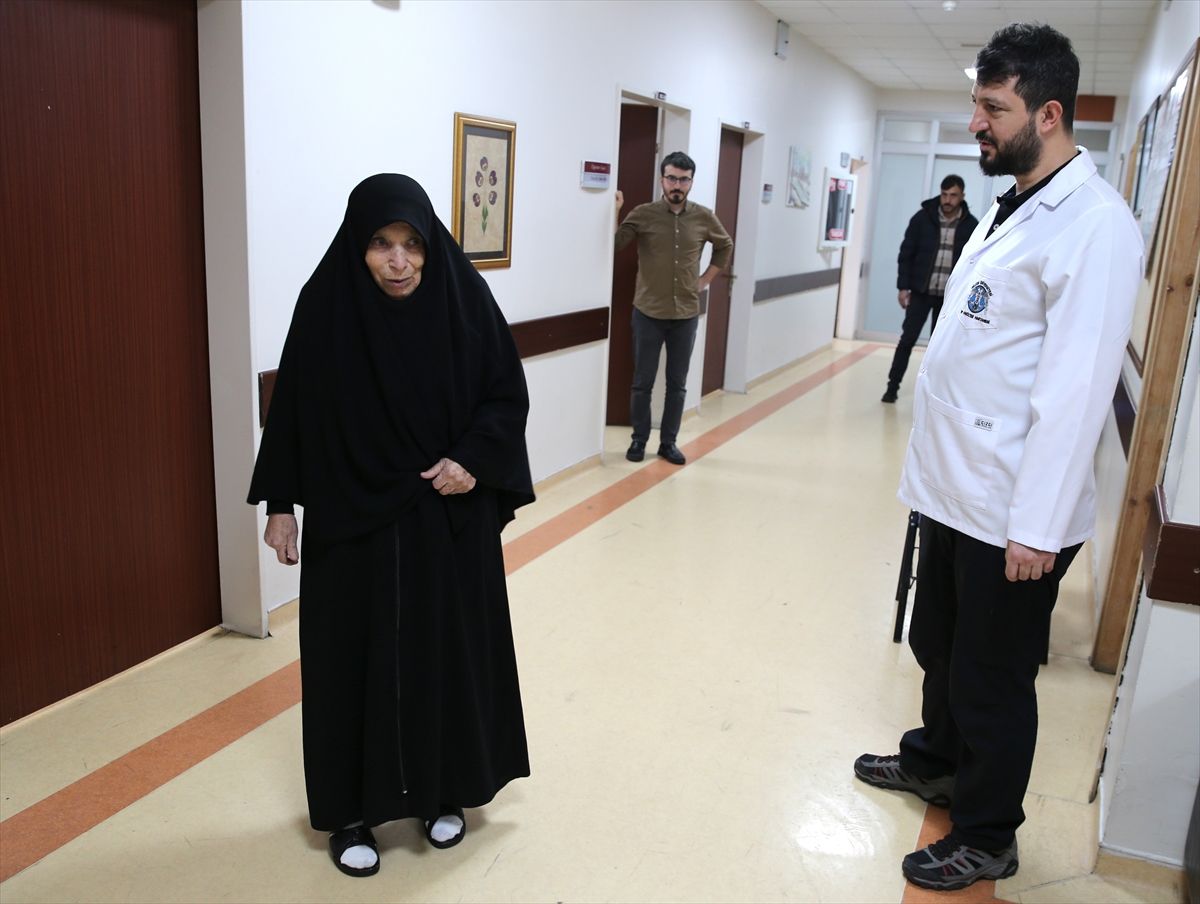 Konya'da Robotik diz protezi cerrahisiyle 70 yaşındaki hasta rahat yürümeye başladı