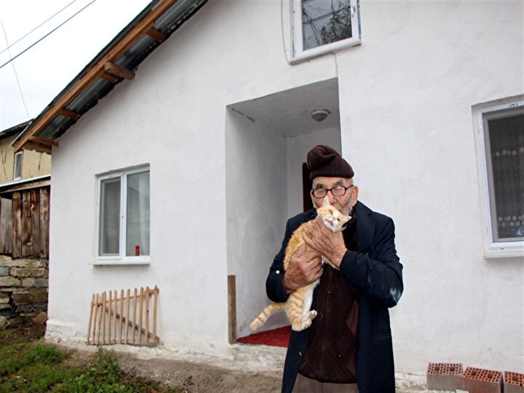 Yanan evinin önünde kedisine sarıldığı fotoğrafla tanınan Ali Meşe 93 yaşında öldü