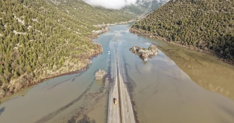 Antalya - Konya yolu göle döndü: Selin boyutlarını gözler önüne serdi