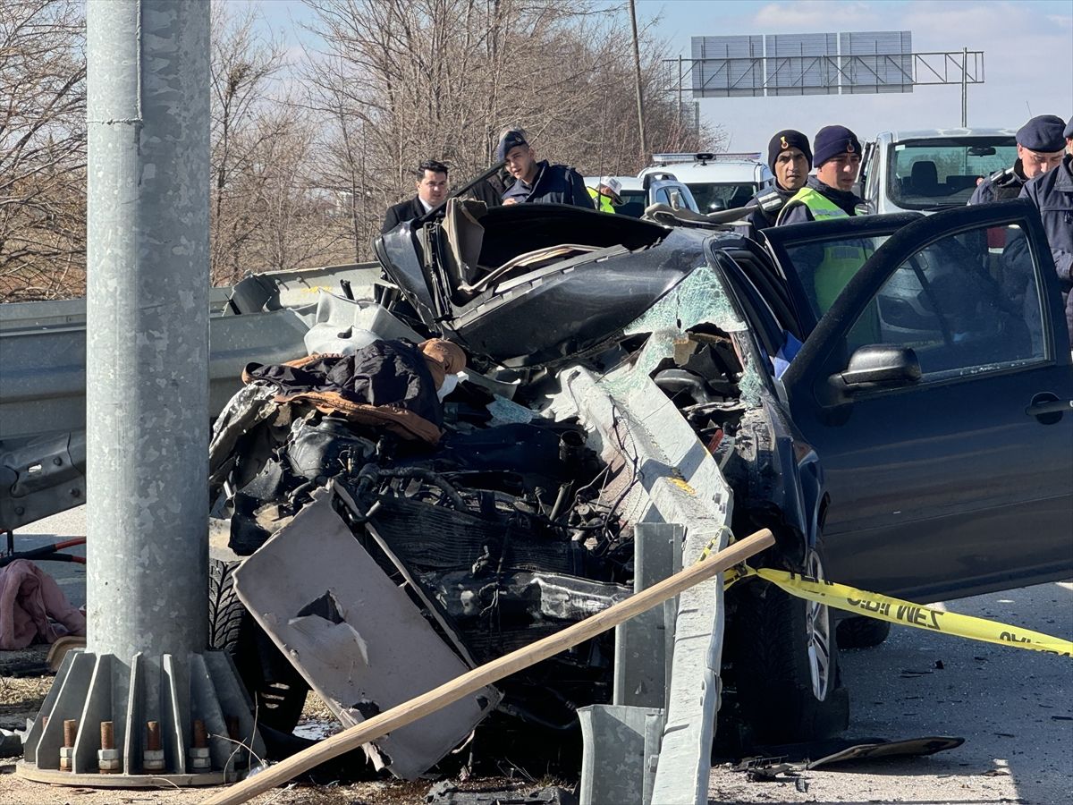 Karaman'da otomobilin bariyere çarptığı kazada 2 kişi öldü, 1 çocuk yaralandı