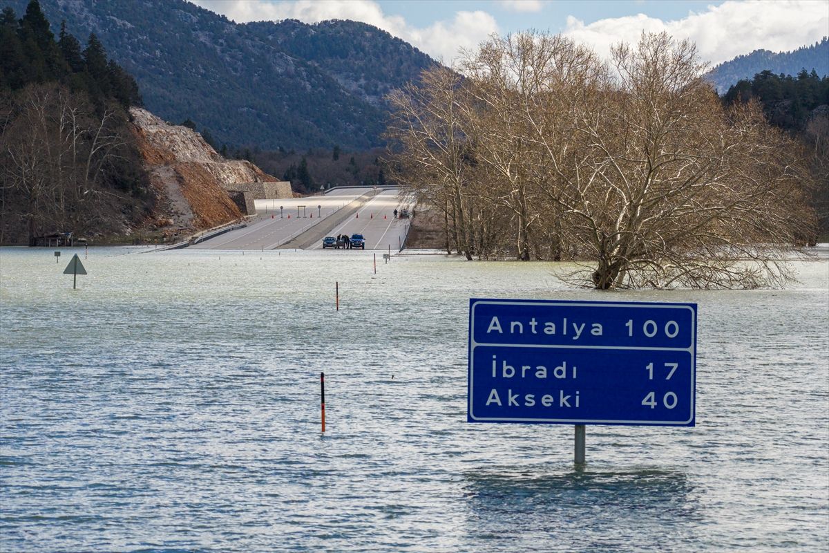 Konya-Antalya karayolu yağışın ardından görüntülendi