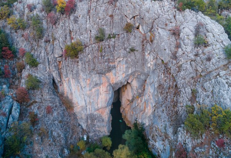 Konya’da eşi görülmemiş mağara: Kayalıklar arasında bir yer altı yolculuğu!
